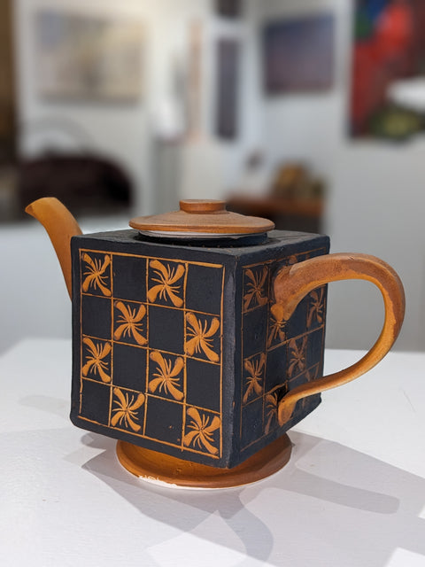 Teapot Square Black Tan